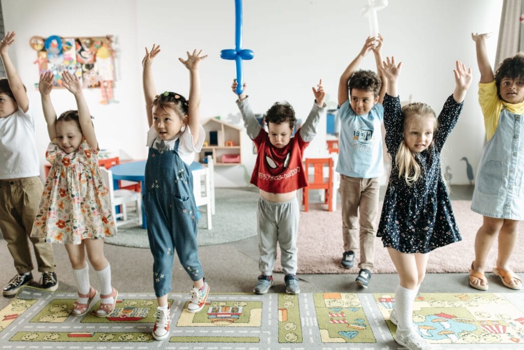 Children learning French body parts in a classroom